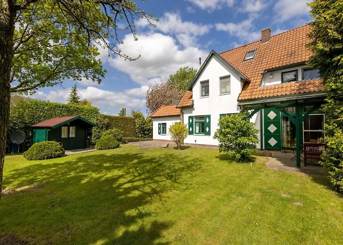 Ferienhaus-ruegenbrise-mit-seeblick-und-5-baedern Zudar