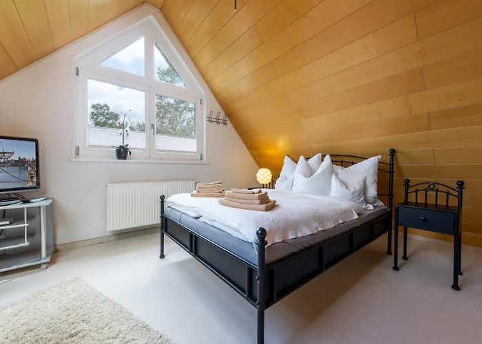 Ferienhaus-ruegenbrise-mit-seeblick-und-5-baedern Hébergement de vacances *