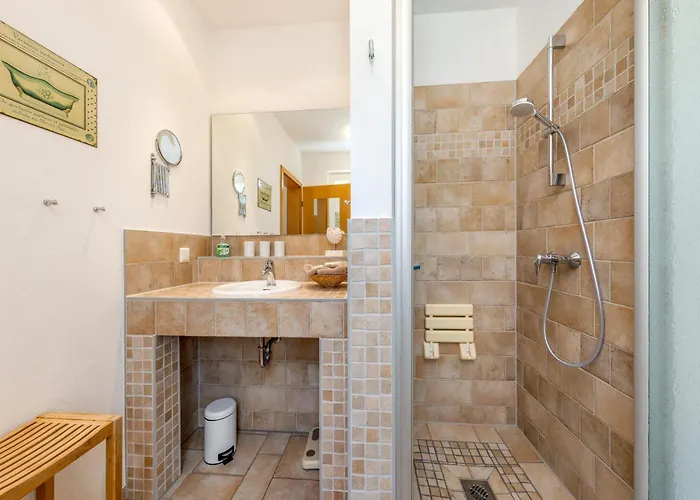 Ferienhaus-ruegenbrise-mit-seeblick-und-5-baedern Hébergement de vacances Zudar