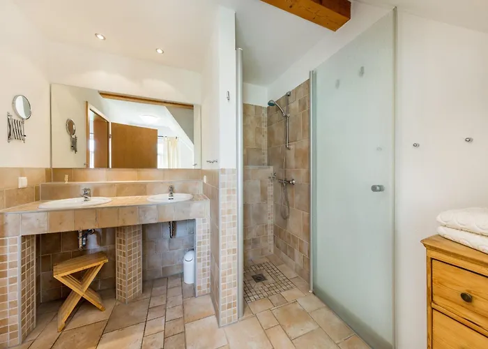 Ferienhaus-ruegenbrise-mit-seeblick-und-5-baedern Zudar