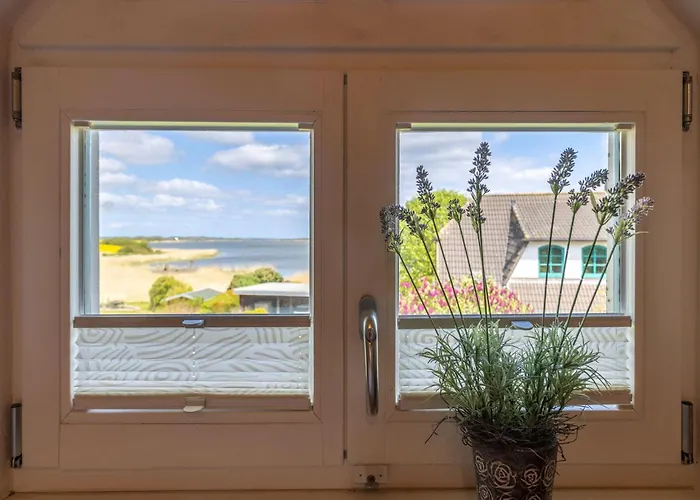 Hébergement de vacances Ferienhaus-ruegenbrise-mit-seeblick-und-5-baedern